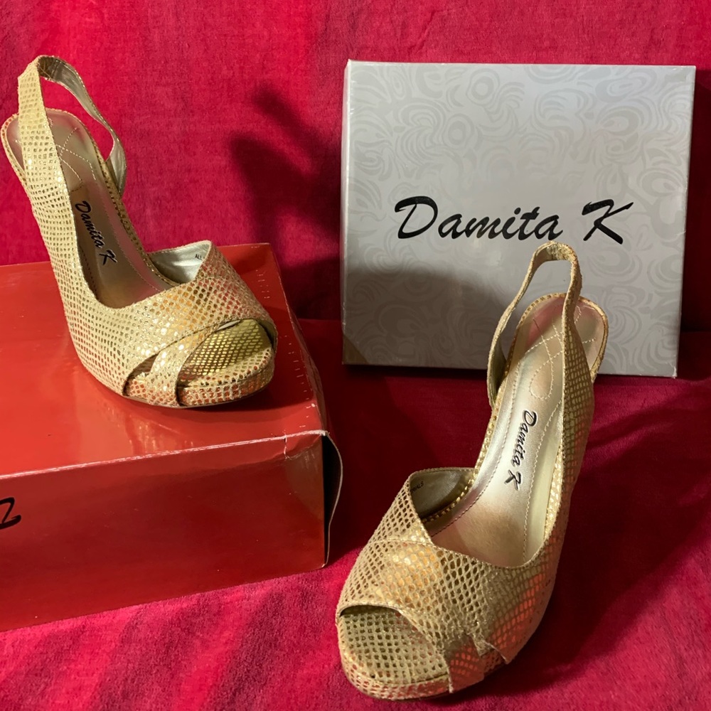Gold shiny pumps